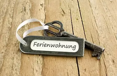 alter Schüssel mit Anhänger-Aufschrift " Ferienwohnung"
