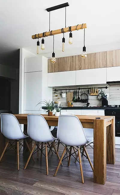 Essbereich in einer Ferienwohnung an der Ostsee Foto von Ionut Vlad auf Unsplash