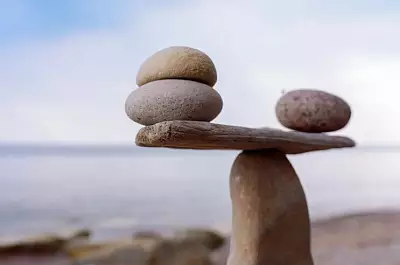 kleine Waage aus Flusskieseln und Holz