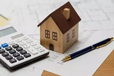 Spielholzhaus und Taschenrechner